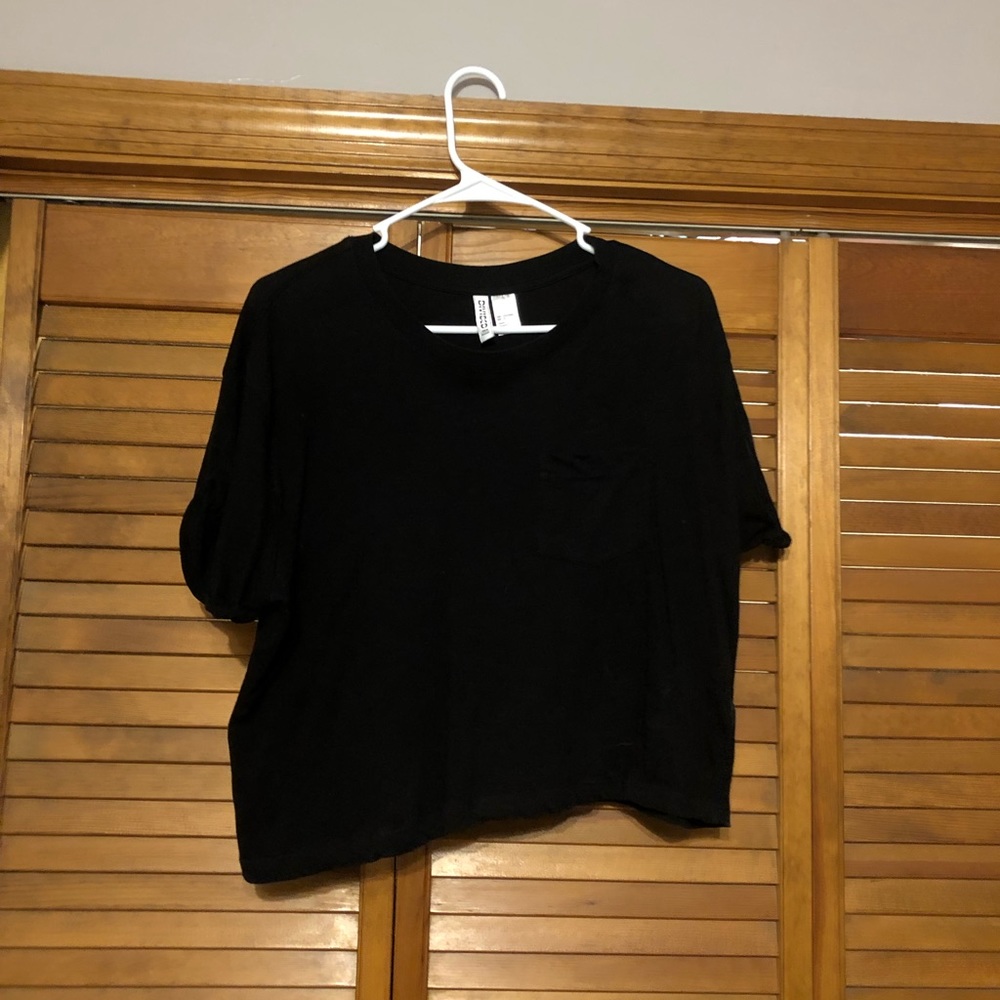 Boxy black crop top with a pocket ✨